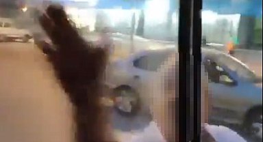 Ambulansa yumrukla saldırdı; o anlar kamerada