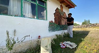 Ani Ören Yeri'ndeki yapıları evinin duvarına çizdi