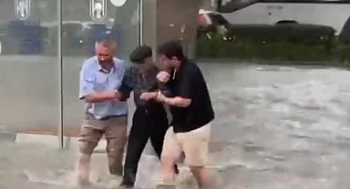 Ankara'da sağanak; alt geçit ve caddeler suyla doldu