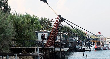 ANTALYA Tur teknesi uzun süre ayrılmayınca mahalleli iskeleyi söktürdü