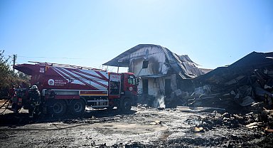 Antalya'da kağıt fabrikası yandı