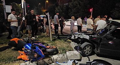 Arkadaşlarına yetişmek için kırmızıda geçen ehliyetsiz motosikletli, otomobile çarpıp ağır yaralandı