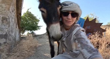 Arkeolog, kazı alanına terk edilen sıpayı sahiplendi