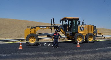 Asfalt çalışmasında greyderin altında kalan işçi öldü