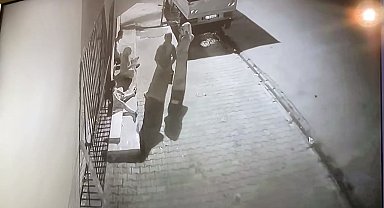 Aşırı hızlı otomobilin evin önünde oturanlara çarpması kamerada: 1 ölü, 3 yaralı