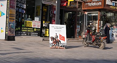 Atatürklü, Türk bayraklı devrilmiş portreyi gören kaldırdı; o anlar kamerada