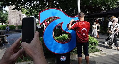 Ay-yıldız ve dört büyüklerin renklerini bir araya getirdiği formayı depremzedeler için açık artırmayla satacak