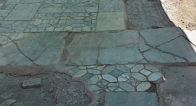 Ayasuluk Tepesi kazılarında St. Jean Kilisesi'nin güney haç kolunda zemin döşemeleri bulundu