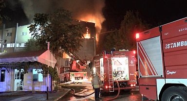 Bağcılar'da 5 katlı dokuma fabrikasında çıkan yangın, 3 saatte söndürüldü