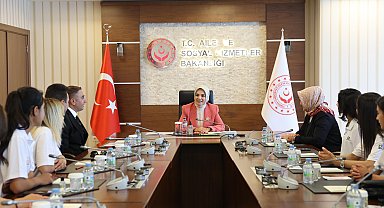 Bakan Göktaş, Ağrı ve Hakkarili kadın futbolcularla bir araya geldi