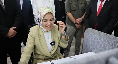 Bakan Göktaş, çağrı merkezinde telefon cevapladı