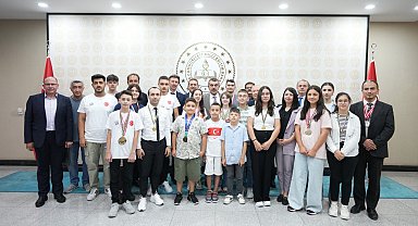 Bakan Tekin, dünya şampiyonu 'Türk Milli Bilgisayar Klavye Takımı'nı kabul etti