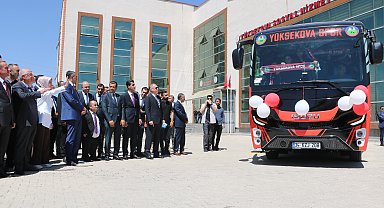 Bakanlar Göktaş ve Güler, Yüksekova'da kadın futbol takımına otobüs teslim törenine katıldı