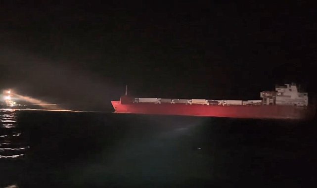 Balıkesir'de makine arızası yapıp 12 saat sürüklenen feribot, römorkörle Ambarlı Limanı'na çekiliyor