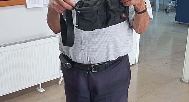 Bankta unutulan içinde para olan çantayı sahibine teslim etti