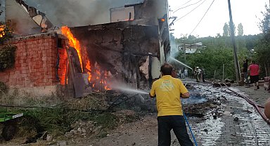 Banyo sobasını yakarken iki katlı ev küle döndü