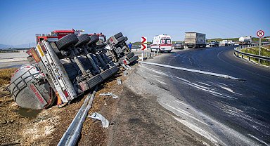 Bariyerlere çarpıp devrilen TIR'ın şoförü yaşamını yitirdi