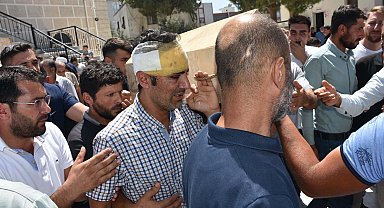 Başındaki sargıyla aynı kazada ölen kızının tabutunu omzunda taşıdı