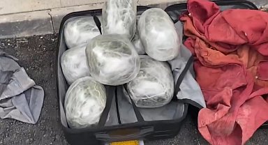 Bavuldan 9 kilo uyuşturucu çıktı; 2 gözaltı