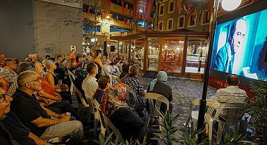 Beyoğlu'nda emekliler, açık havada film izledi