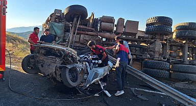 Bingöl'de kamyon ile otomobil çarpıştı: 3 yaralı