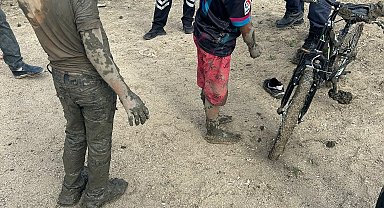 Bisikletle gezerken balçığa saplanan 2 çocuğu itfaiye ekipleri kurtardı