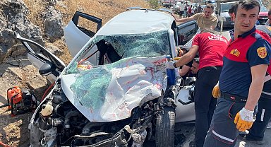 Bitlis'te otomobil ile TIR çarpıştı: 4 yaralı