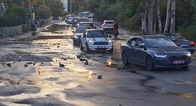 Bodrum'da ana su isale hattı patladı; sürücüler güçlükle ilerledi