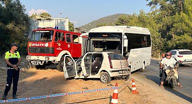 Bodrum'da hatalı sollama yapan otomobil, minibüsle çarpıştı: 1 ölü, 1 yaralı