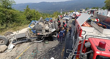 Bolu Dağı'nda kum yüklü TIR karşı şeride geçip otomobile çarptı: 2 ölü, 2 yaralı