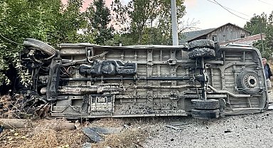 Bolu'da yolcu minibüsü ile traktör çarpıştı: 15 yaralı