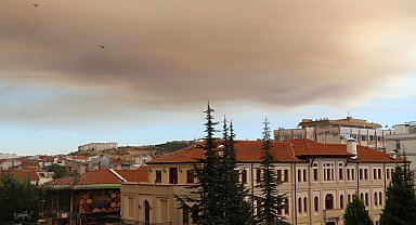 Bolu'daki orman yangınının dumanı Eskişehir'de gökyüzünü kapladı; güneş kızıla döndü