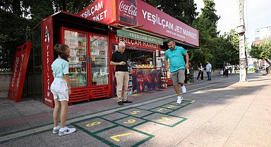 Büfeci kaldırıma seksek oyunu çizdi, yoldan geçenler oynadı
