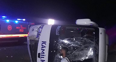 Burdur'da yolcu otobüsü virajda devrildi: 13 yaralı