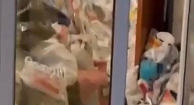 Bursa'da 3 katlı binadan 3 kamyon çöp çıkartıldı