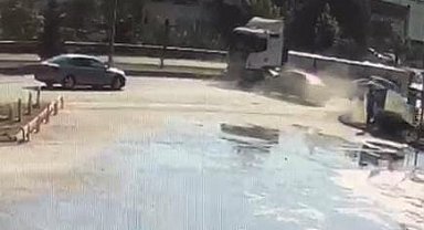 Bursa'da 4 aracın karıştığı, 2 kişinin yaralandığı kaza kamerada