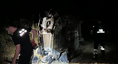 Bursa'da hafif ticari araç takla attı: 3 yaralı