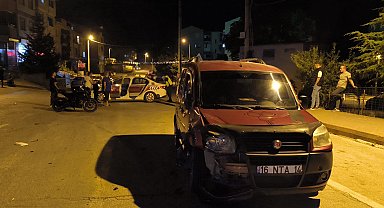 Bursa'da hafif ticari araçla çarpışan motosikletteki 2 kişi yaralandı