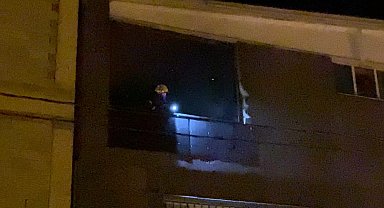 Bursa'da mobilya aksesuarı imalathanesinde çıkan yangın söndürüldü: 3 işçi dumandan etkilendi