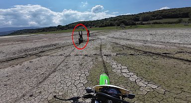 Çamura saplanan motosikletin sürücüsünün takla attığı anlar kamerada