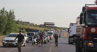 Çanakkale'de saman yüklü TIR'ın dorsesi alev aldı