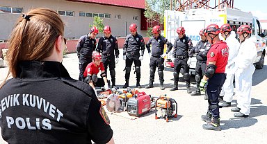Çevik polisler arama kurtarma eğitiminde