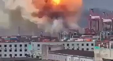 Çin'de konteyner gemisindeki şiddetli patlama kameralara yansıdı