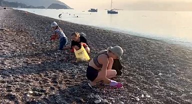 Çıralı'da turistler, plajda temizlik yaptı