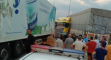 Çorum'da otomobil, TIR'a çarptı: 4 yaralı