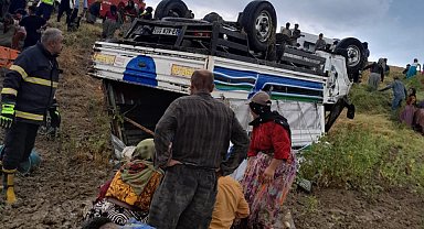 Çorum'da tarım işçilerinin taşındığı kamyonet devrildi: 12 yaralı
