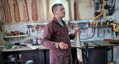 Dedesinden çalmayı ve yapmayı öğrendiği kemençeyi İznik'te üretip, dünyaya satıyor