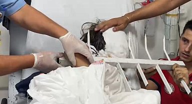 Demir kapıya tırmanan 7 yaşındaki çocuk düştü; çenesine korkuluk saplandı