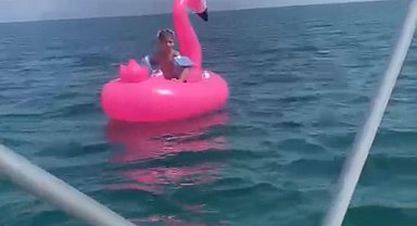 Deniz simidiyle yüzerken 700 metre açığa sürüklenen çocuğu cankurtaranlar kurtardı