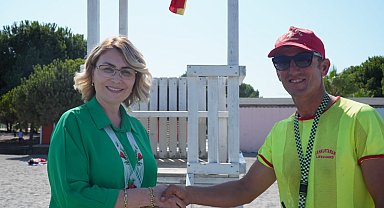 Deniz simidiyle yüzerken 700 metre açığa sürüklenen çocuğu cankurtaranlar kurtardı